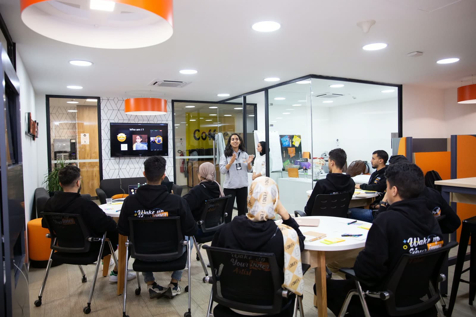Atelier Design With ODC : une intervenante présente devant les participants à l'Orange Digital Center