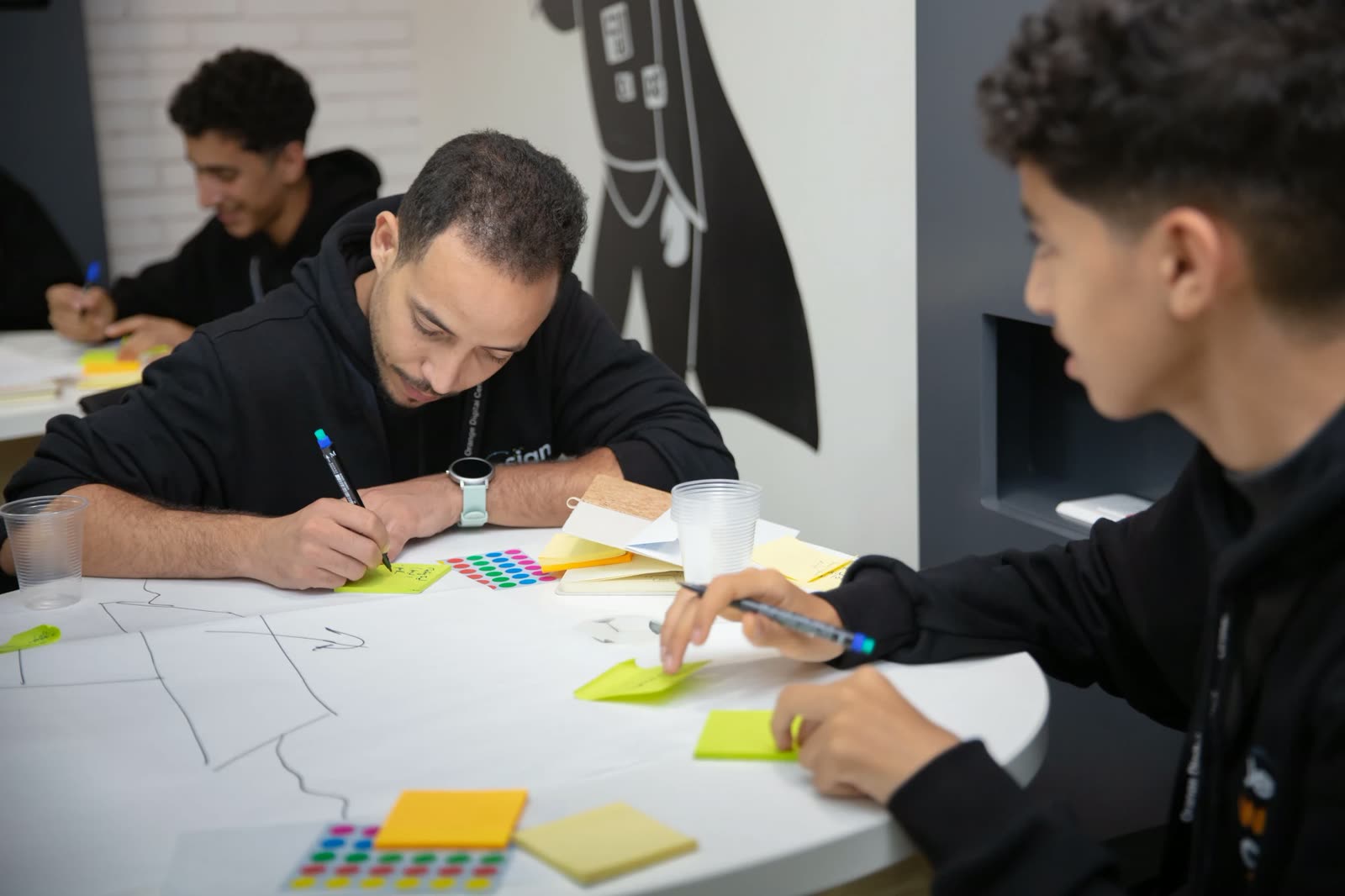 Séance d'idéation avec post-it et croquis pendant Design With ODC